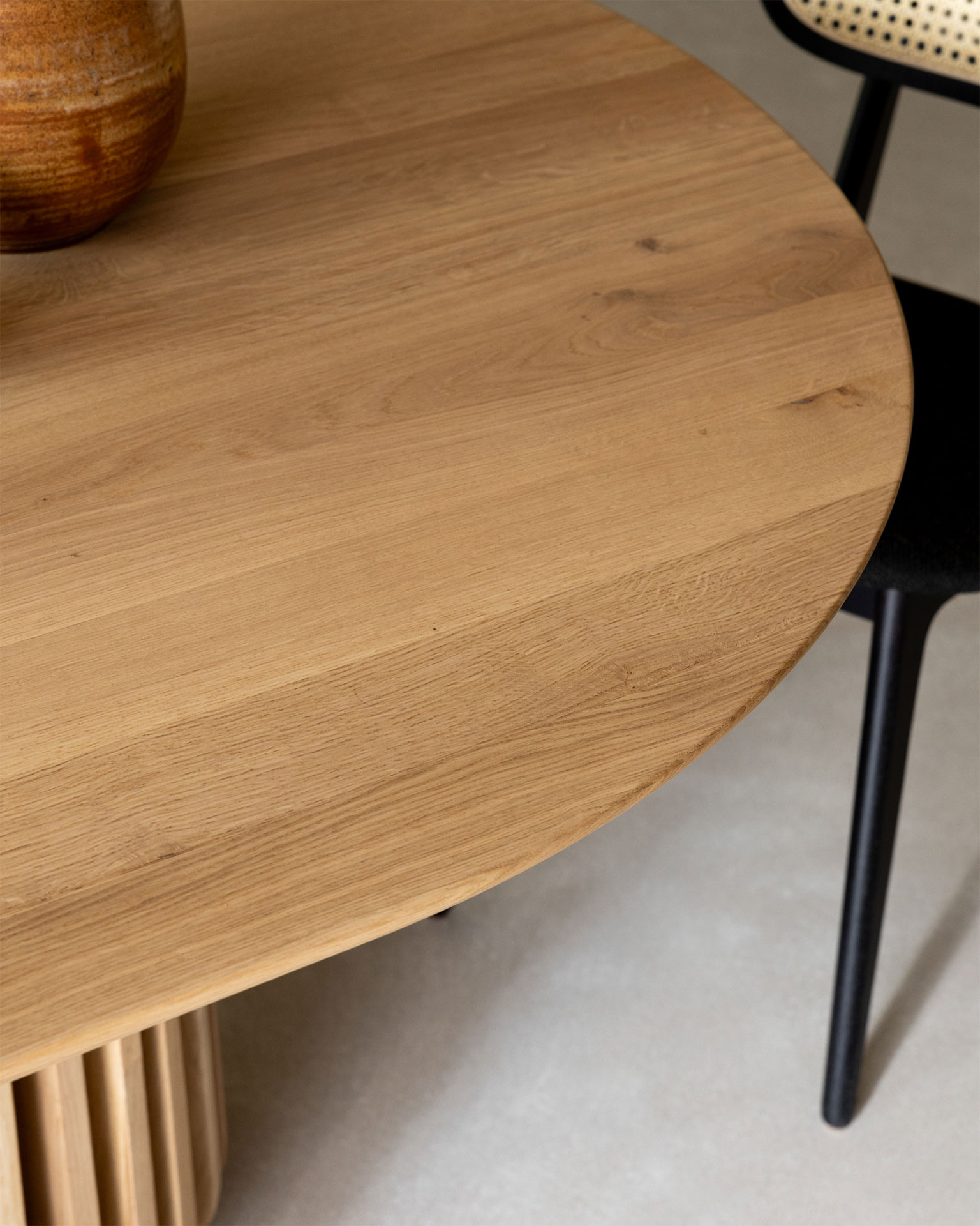 MARU oval Dining Table